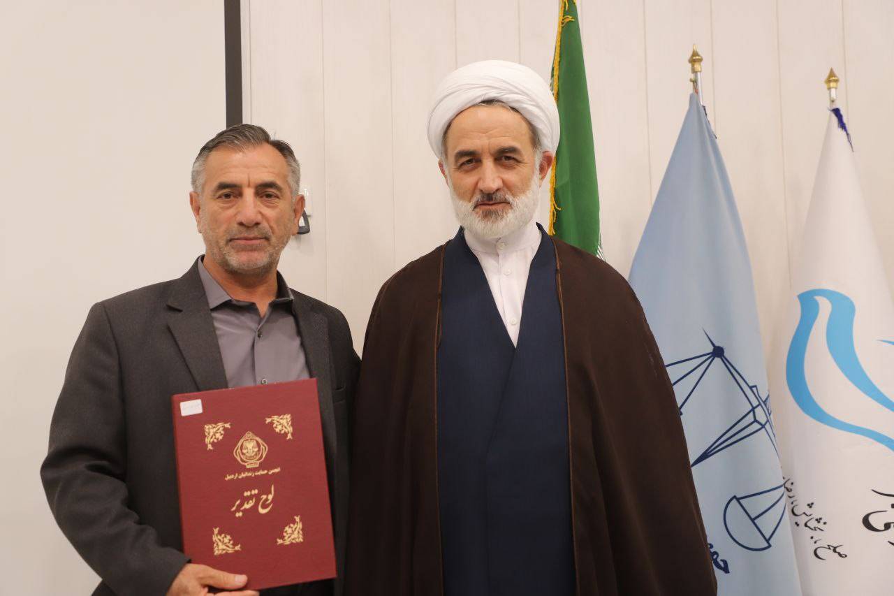 تجلیل حجت الاسلام والمسلمین کثیرلو رئیس کل دادگستری استان اردبیل از صمد نوتاش رئیس هیات فوتبال استان اردبیل