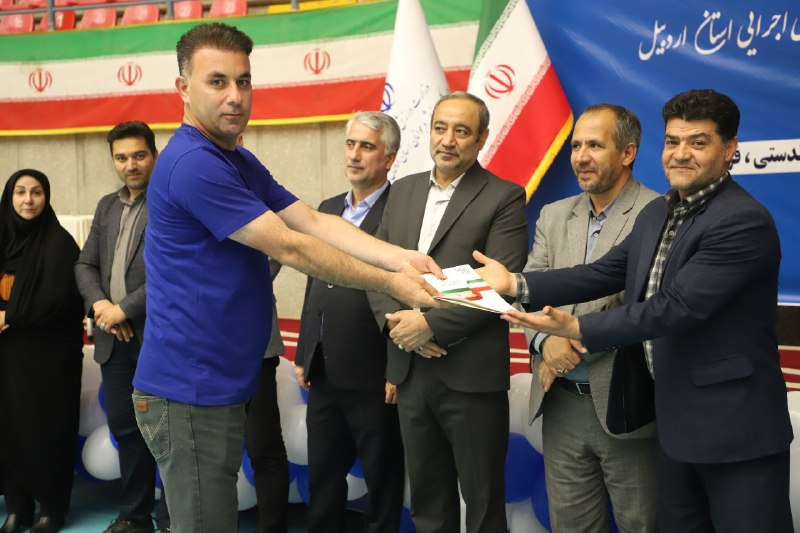 تجلیل از اکبر رزمی مسئول روابط عمومی هیات فوتبال استان اردبیل به مناسبت روز روابط عمومی و ارتباطات