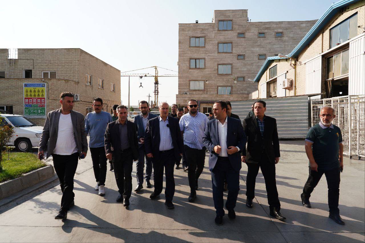 بازدید مهدی تاج رئیس فدراسیون فوتبال به همراه صمد نوتاش رئیس هیات فوتبال استان اردبیل از کارخانه تولید توپ اردبیل  